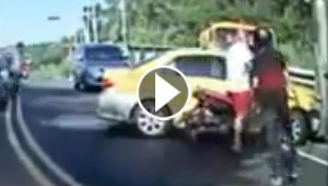 بالفيديو.. سائق تاكسي متهور يتسبب بحوادث ويلوذ بالفرار