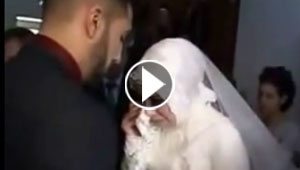 بالفيديو.. دموع عروس تركية تودع اهلها الى بيت الزوجية