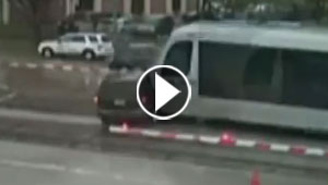 بالفيديو.. نهاية سعيدة لسائق متهور تحدى قطارا ونجا من الموت