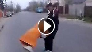 فيديو عصابة تروع عجوزا مسكينة وتحملها وتلوح بها في الهواء