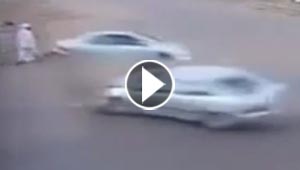 فيديو.. الرجل الأكثر حظاً نجا باعجوبة من حادث بين مركبتين