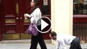 بالفيديو.. امرأة تجر رجلا كالكلب وهو يمشي على اربع في لندن!