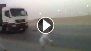 بالفيديو... شباب سعوديون يتحدون الشاحنات المنطلقة بالمغامرة