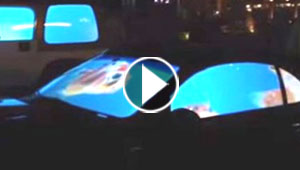 بالفيديو.. شباب في دبي يحولون نوافذ سياراتهم الى شاشات عرض