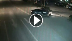بالفيديو.. اصطدام عجيب بين سيارة ودراجة نارية