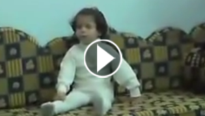 شاهد.. طفلة تتوعد والدها باشتكائه لجدتها