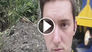 مراهق يتلقى ركلة اثناء التقاط صورة selfie على خلفية قطار