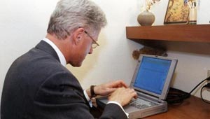 اول كمبيوتر رئاسي استخدمه بل كلينتون بيع بـ 60 الف دولار