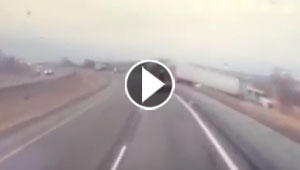 بالفيديو.. قلم يفقد سائق شاحنة الرشد فيجد نفسه في الإتجاه المعاكس
