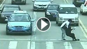 بالفيديو.. خلاط باطون يدهس رجلا عجوزا ويمر من فوقه!