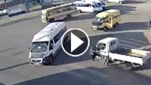 فيديو صادم.. سيارة تصدم امرأة وحافلة تدوسها وتنجو من الموت