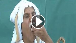 مسن كويتي يتمتع بأكل الحشرات وينعم بفوائدها!