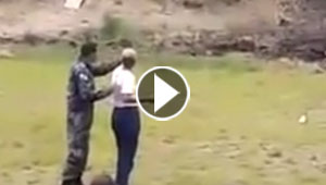 بالفيديو.. مجندة تخطئ الهدف وترمي قنبلة على الجمهور