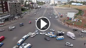 بالفيديو.. شاهدوا الفوضى العارمة في تقاطع طرق الموت باثيوبيا