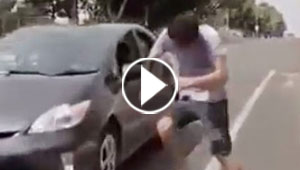 شاب يغامر بركوب سيارة منطلقة بسرعة