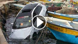فيديو.. متهور ينفذ حركة بهلوانية بسيارة مستأجرة ويسقط بميناء غزة