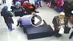 بالفيديو.. نشّالة مصرية محجبة محترفة تسرق حقيبة بطريقة وقحة