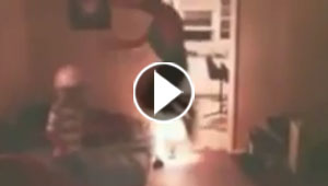 بالفيديو.. صبي يعتدي بوحشية على شقيقه الاصغر والوالد يصور!