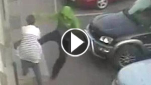 فيديو صادم.. شاب يعتدي على امرأة في الشارع لشعوره بالملل!
