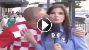 فيديو.. المونديال يخرج مشجعا عن طوره ويدفعه لتقبيل مذيعة على الهواء 