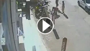  بالفيديو..شاهد كيف نجا الطفل من الشاحنة وكيف صفعه بابها الخلفي بقوة