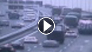 بالفيديو.. شاحنة تسير بالاتجاه المعاكس في شارع مزدحم بالصين