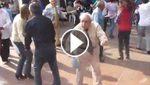فيديو مثير.. حلبة رقص بعكازين ومع اكثر من امرأة