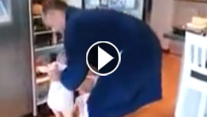 بالفيديو.. موقف مضحك بين والد وتوأميه قبالة الثلاجة