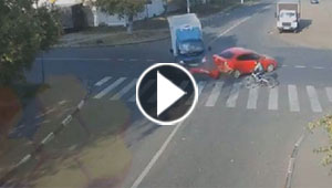 شاهد بالفيديو.. كيف نجا سائق دراجة هوائية من حادث مروع؟