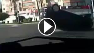 شاهد.. أغرب حادث في العالم - سيارة تبدو كأنها علقت بالصنارة!
