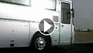 بالفيديو.. هكذا حاول سائقون سعوديون ايقاف سائق حافلة متهور