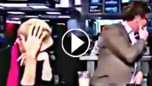 فيديو.. مذيعة أخبار تدخل في نوبة ضحك وتهرب من امام الكاميرا