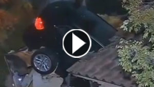 بالفيديو.. سيارة بي ام دبليو تخترق سقف كراج بسبب السرعة