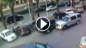 بالفيديو.. سعودي ينجو باعجابة من حادث سير مزدوج
