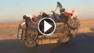 فيديو خطر.. سعوديون يستبدلون اطارات سيارة وهي تسير على عجلتين