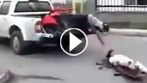 بالفيديو.. شاهد كيف وقع المريض وتبعه الممرض من السيارة المكشوفة