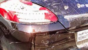 زوجة كويتية تبارك لزوجها زواجه الثاني بتهشيم سيارته البورش