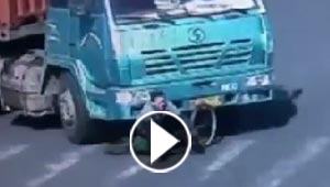 اعجوبة خارقة تنقذ سائقَ دراجةٍ صينيا من دواليب الكاميون