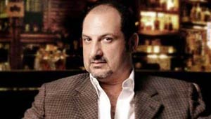 بودي جاردات خالد الصاوي يهددون باطلاق النار على الصحفيين اثناء عزاء والده!