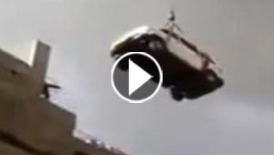 بالفيديو.. خشي على سيارته من السرقة فعلقها في الجو!!