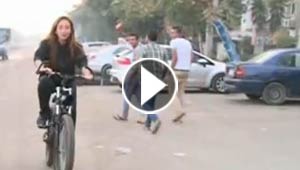 فيديو الاعلامية المصرية رهام سعيد تتعرض للمعاكسات وهي تقود دراجتها