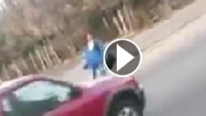 رقص امراة مخمورة يكاد يودي بحياتها دهسا.. فيديو