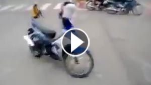 بالفيديو.. شاب يركل صديقته على وجهها بعد سقوطهما عن دراجة