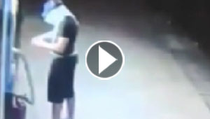 بالفيديو.. صراف آلي ينفجر في وجه لص ويطرحه أرضا
