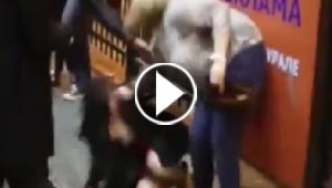 فيديو صاخب.. امرأة غاضبة تنهال على عشيقة زوجها بالضرب المبرح