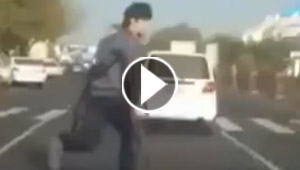 بالفيديو.. شحاذ نسي انه معاق وعبر الشارع وهو يجري بسرعة