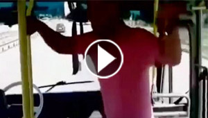 قائد حافلة تركي يغامر بحياة الركاب.. يترك المقود ويرقص معهم!!