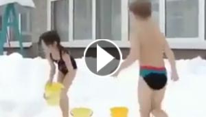 اطفال روسيون يستقبلون الثلج بالمايوهات