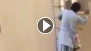 بالفيديو.. عامل جرئ يتحدى الهواء لاصلاح مكيف في الدور السابع