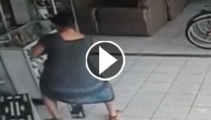 بالفيديو.. شاهد كيف خبأت السارقة شاشة تلفاز تحت ملابسها!